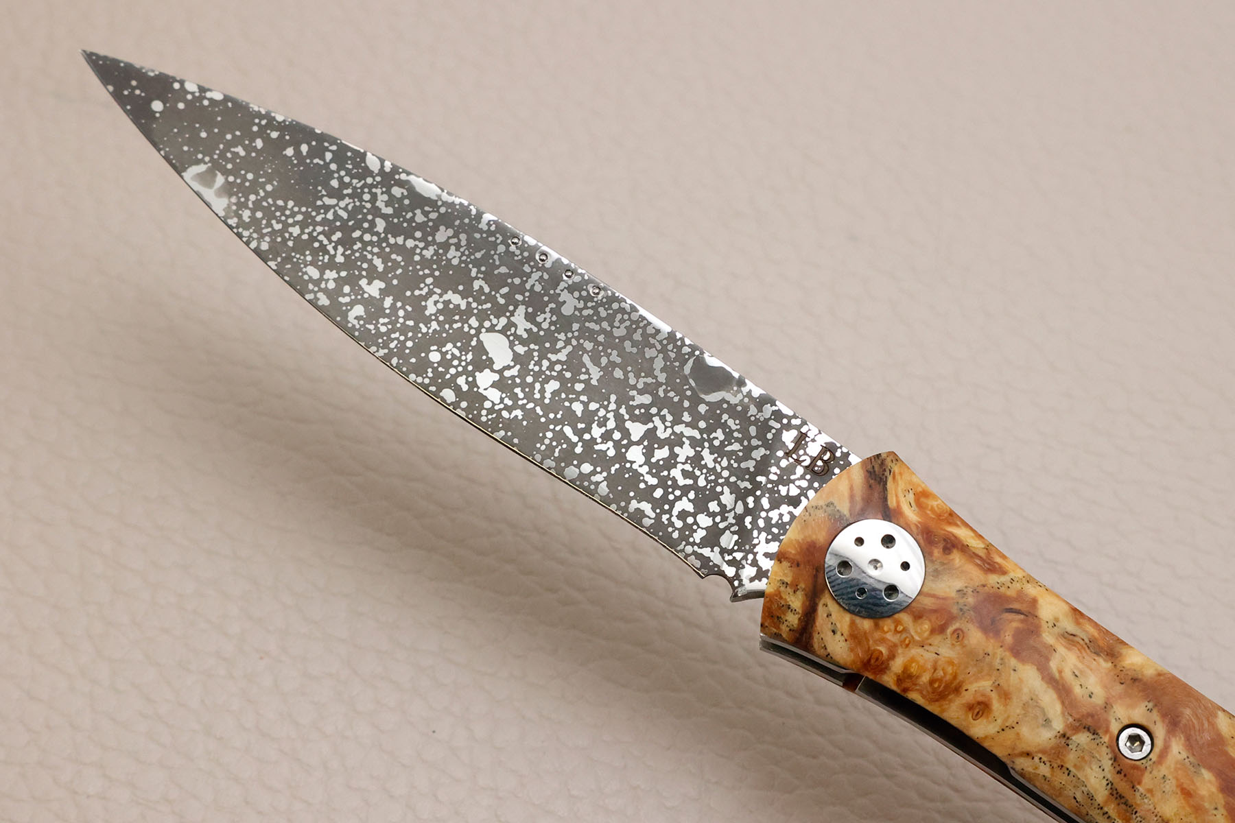 Couteau pliant artisanal "L'Oegopsyde" par Laraud Blade - Loupe de frêne olivier