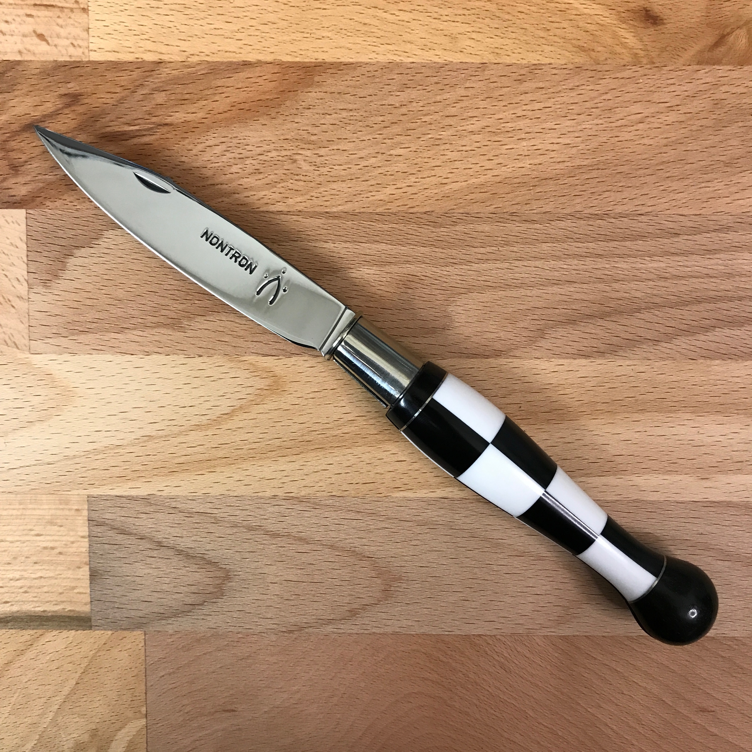 Couteau pliant NONTRON N° 25 - manche boule 12 cm marqueterie damier ébène/corian blanc et noir