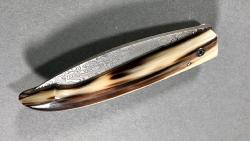 Couteau pliant l'Ariégeois corne blonde Damasteel par la coutellerie Savignac