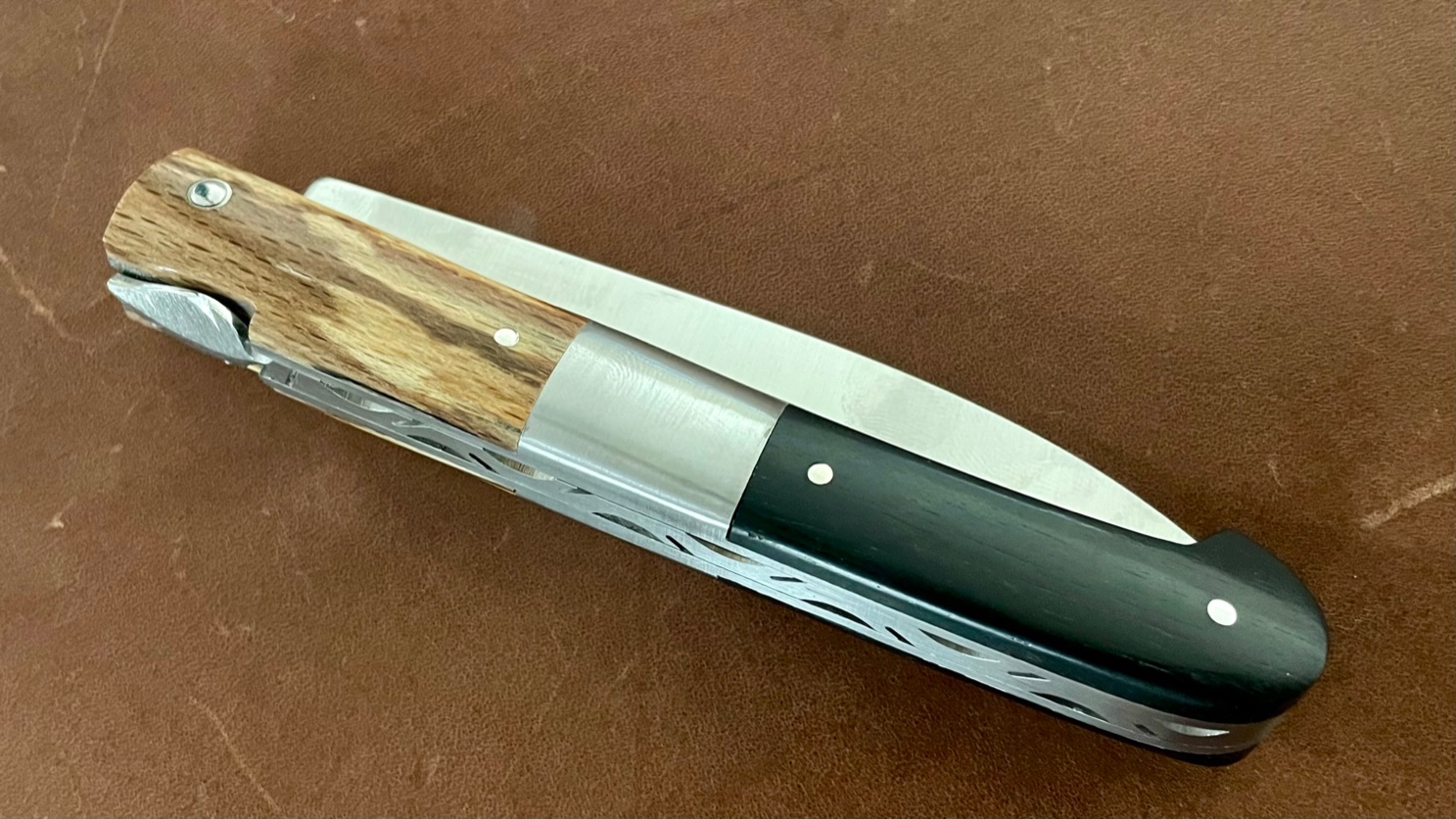 Couteau régional pliant modèle "le Sauveterre" ébène et bois d'Aubrac