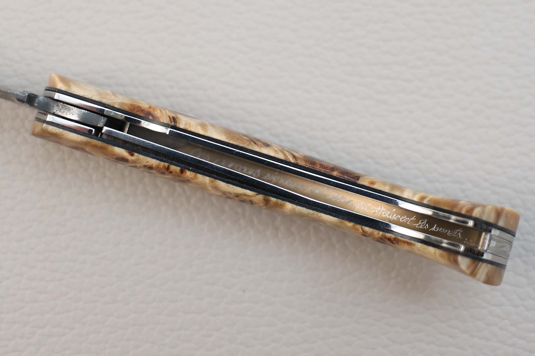 Couteau pliant artisanal 1515 de Manu Laplace loupe d'érable