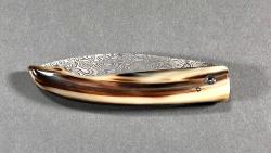 Couteau l'Ariégeois corne blonde Damasteel par la coutellerie Savignac