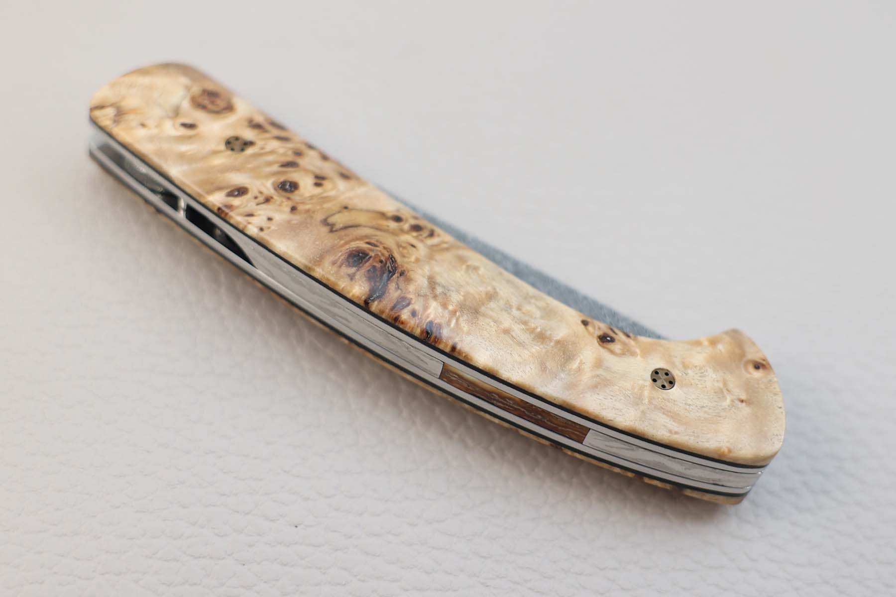 Couteau pliant artisanal 1515 de Manu Laplace loupe d'érable