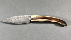 Couteau pliant l'Ariégeois corne blonde Damasteel par la coutellerie Savignac