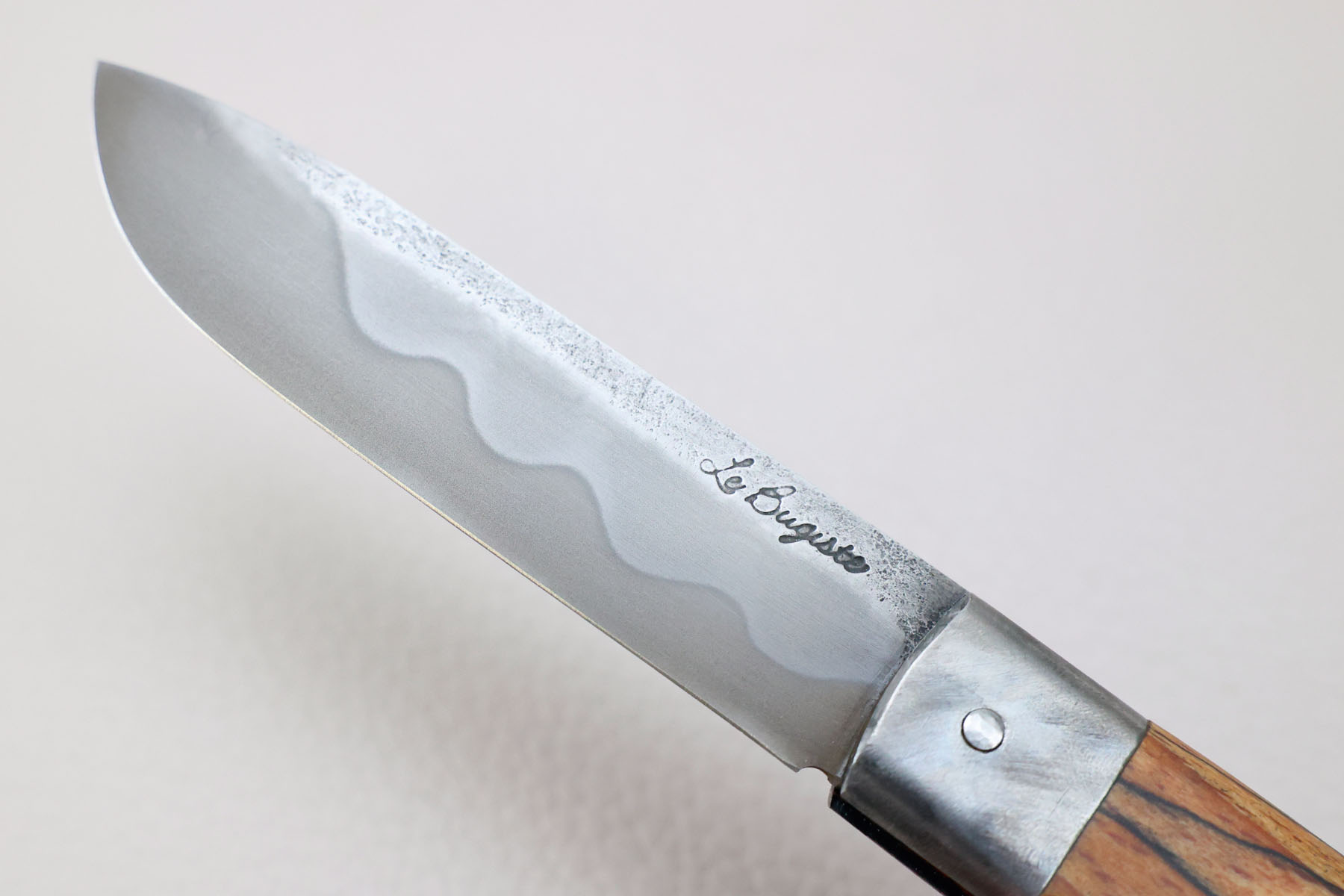 Couteau artisanal pliant Frédéric Maschio modèle Le Bugiste - White paper steel - hêtre échauffé