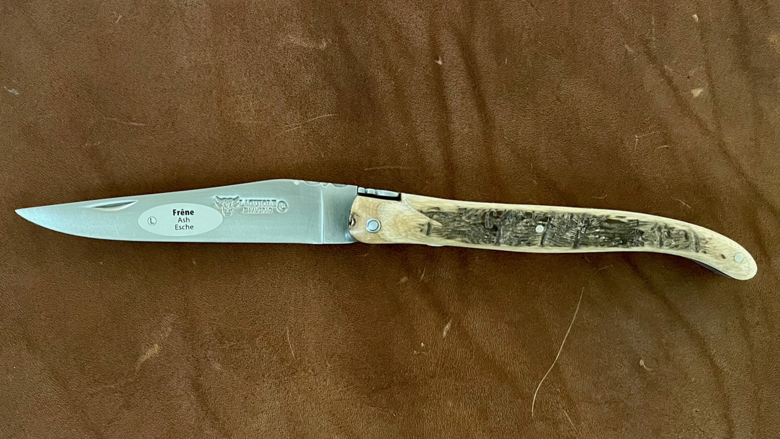 Couteau pliant Laguiole en Aubrac 12 cm frêne