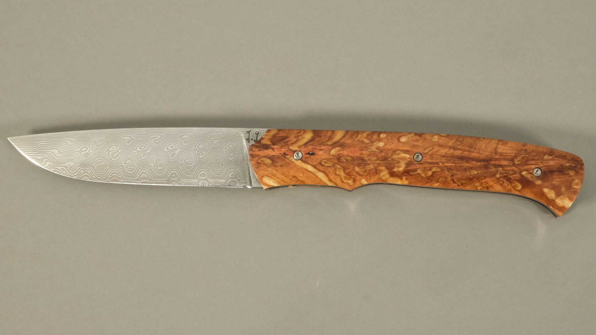 Couteau pliant artisanal de Joël Grandjean - Fourche de hêtre stabilisé damasteel rose
