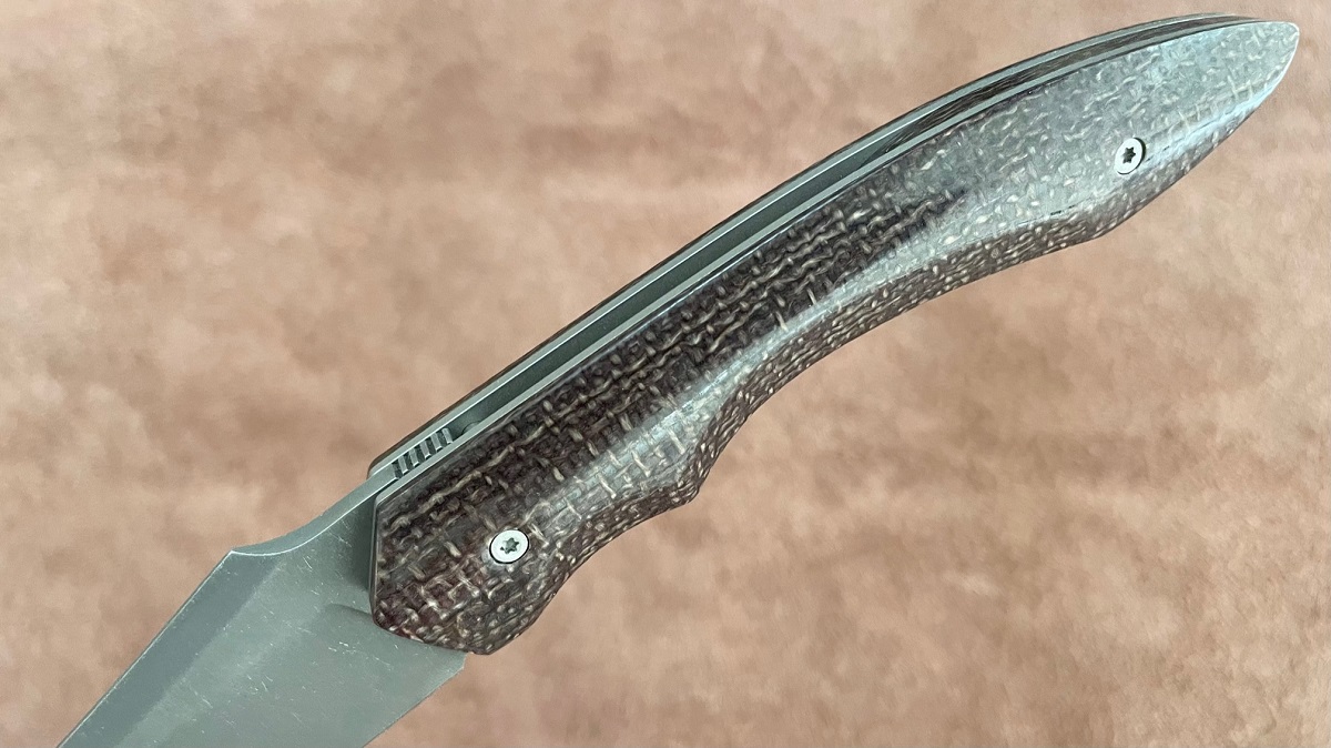 Couteau pliant artisanal de Nicolas Kowal coutellerie Forge de K modèle Effraie micarta jute
