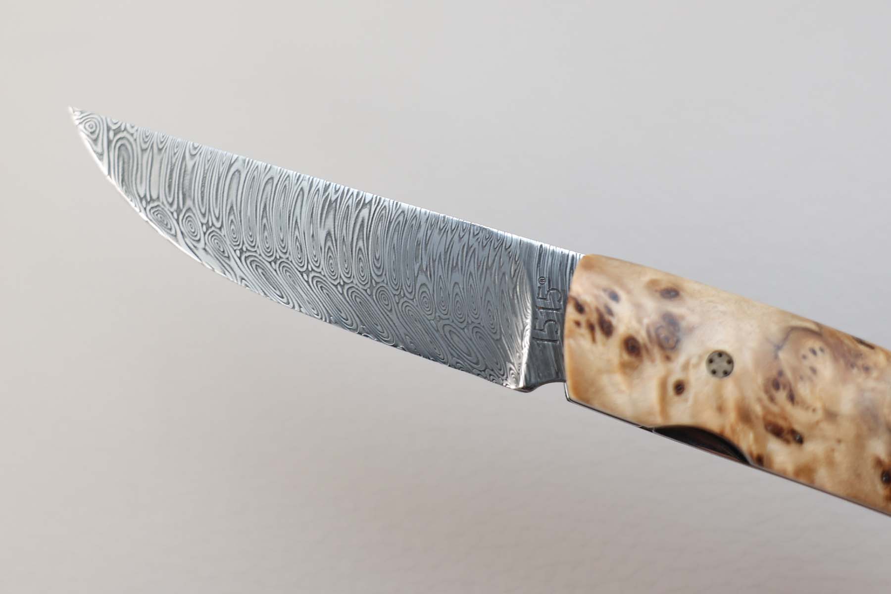 Couteau pliant artisanal 1515 de Manu Laplace loupe d'érable