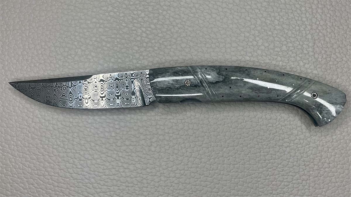 Couteau pliant artisanal Le 1515 - Manu Laplace Atelier 1515 - os teinté gris damas