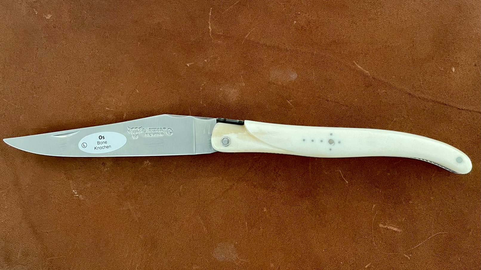 Couteau Laguiole en Aubrac 12cm modèle "Perle" Os de boeuf