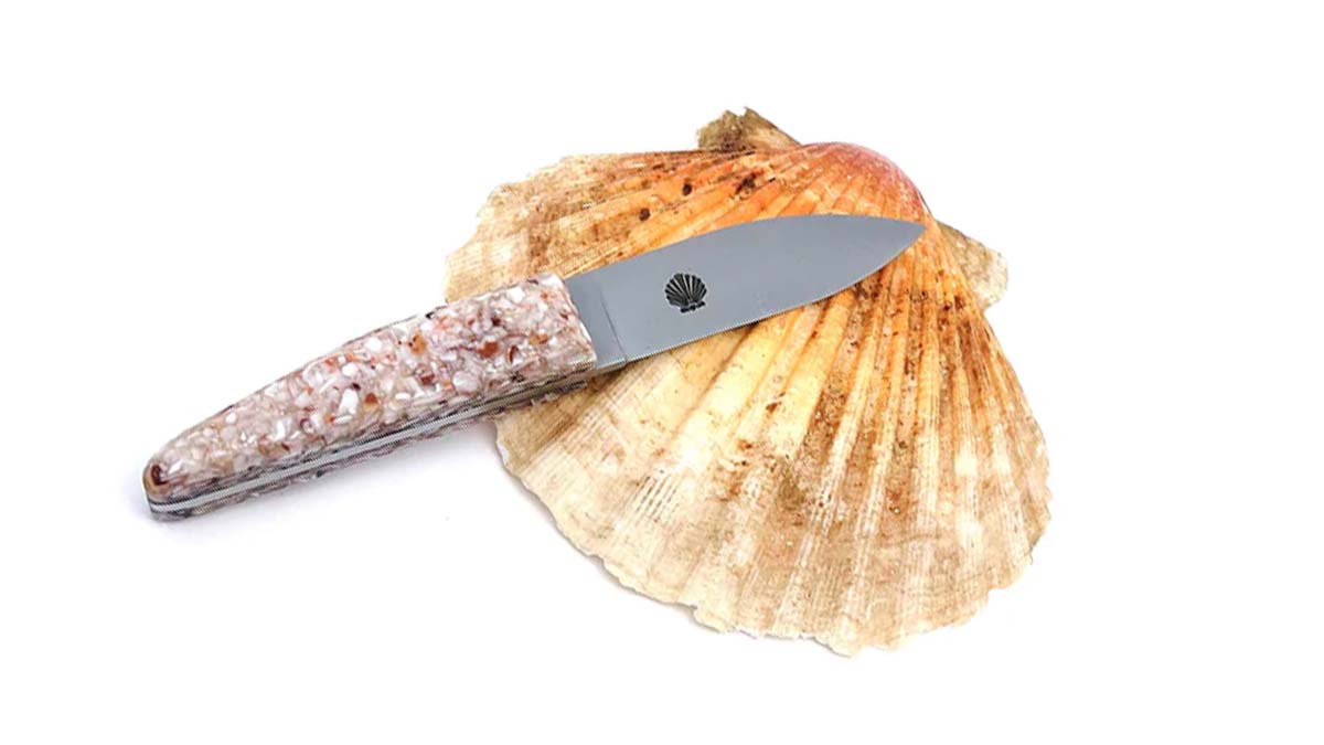 Petit couteau à huître par Charles Canon manche en coquilles Saint-jacques recyclées