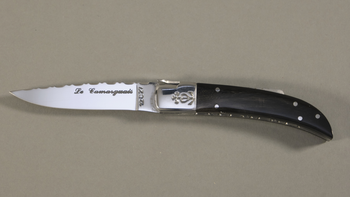 Couteau régional Le Camarguais n°10 trident forgé ciselé - 9 cm Pointe de corne noire