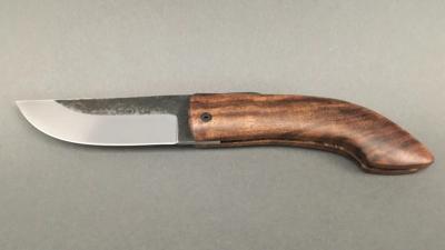 Couteau artisanal de Julien Maria - le Rustique en Noyer