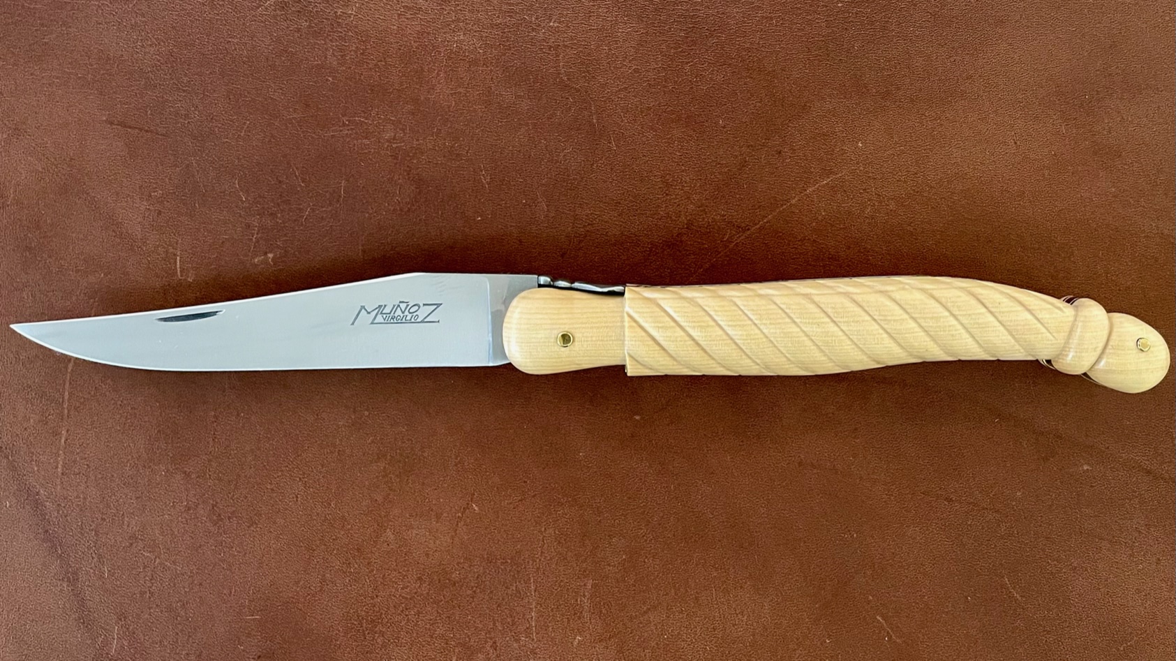 Couteau de collection Laguiole modèle "Chantourné" en buis par Virgilio Munoz