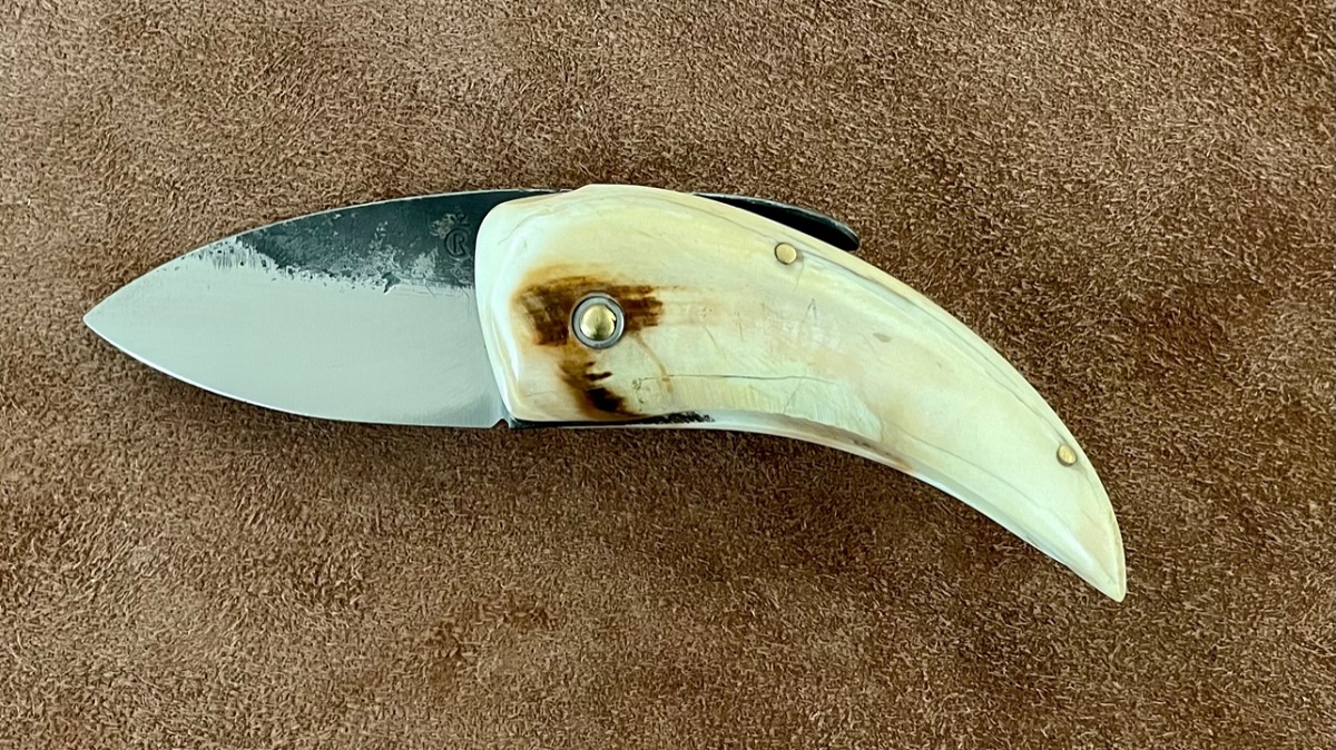 Couteau de poche artisanal le piémontais de Richard Ciachera - pointe de Phacochère