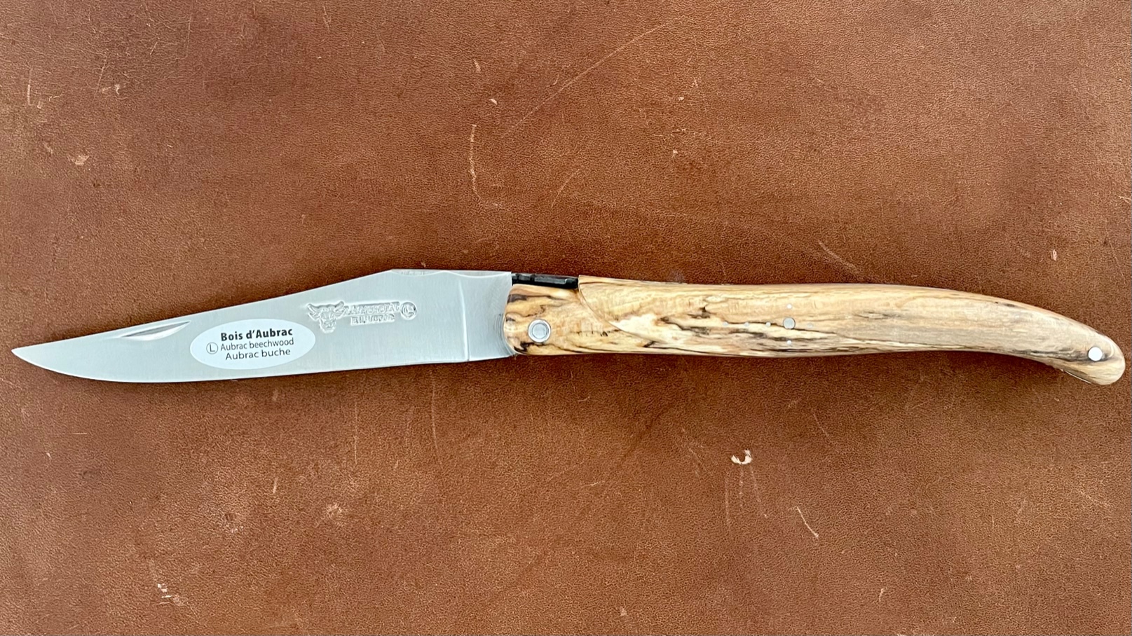 Couteau pliant Laguiole en Aubrac 12cm modèle "Perle" bois d'Aubrac