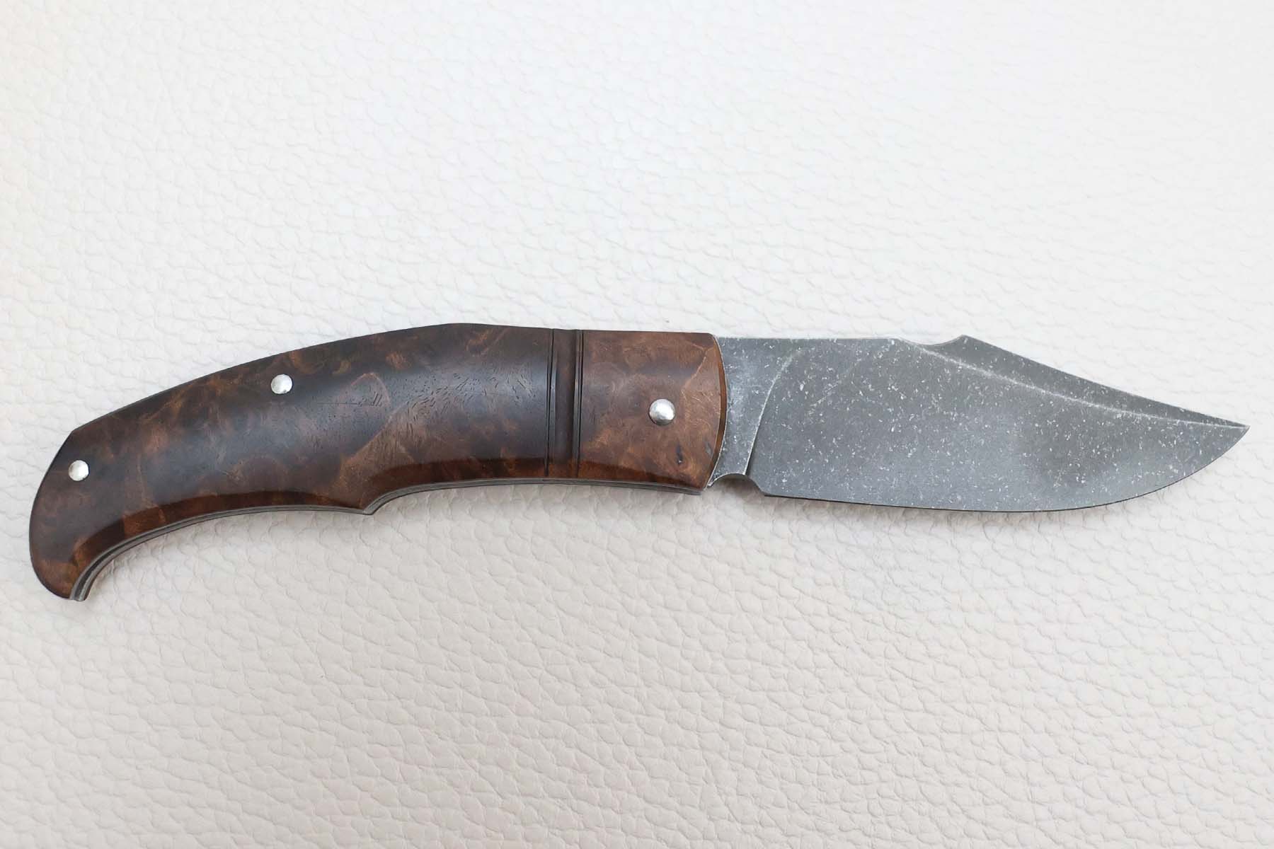 Couteau pliant artisanal "Forge Celtique" de Delbart fabrice - noyer stabilisé