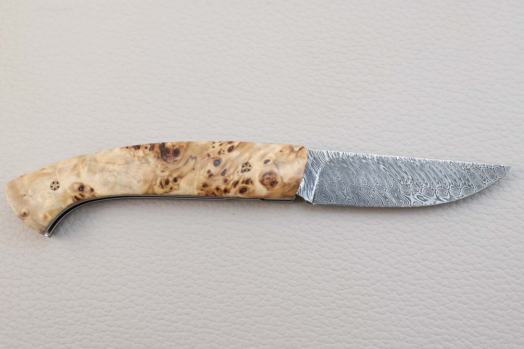 Couteau pliant artisanal 1515 de Manu Laplace loupe d'érable