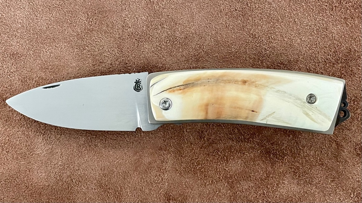 Couteau pliant artisanal de Richard Ciachera défense de phacochère
