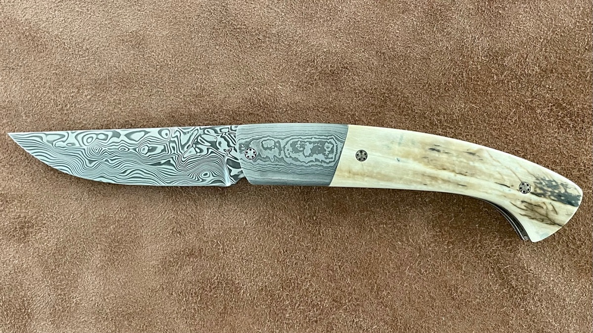 Couteau Pliant Artisanal 1515 de Manu Laplace "Pièce unique" Mammouth damas